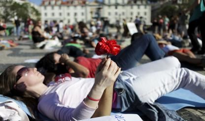 Cerca de 60 pessoas deitaram-se hoje no Rossio para se manifestar contra a 
